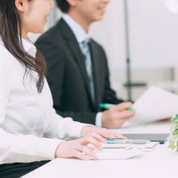 お客様の資産運用をサポートするビジネス会議の写真