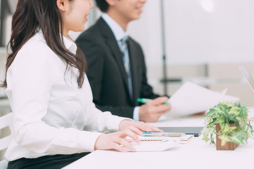 お客様の資産運用をサポートするビジネス会議