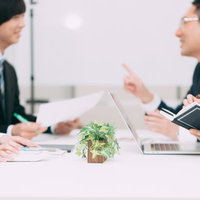 会話が弾む会議室での打ち合わせ：ビジネスパーソンの商談風景の写真