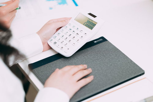 予算は20万円です｜デスクで電卓を使う予算計算の手元