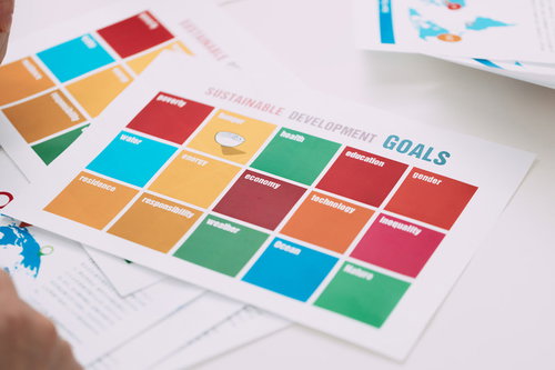 SDGs（エスディージーズ）の17の目標が色分けされた資料
