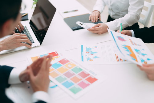 資料を用意して議論するビジネス会議での打ち合わせ