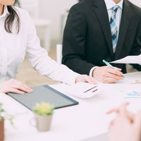 予算と価格を決める会議での打ち合わせの写真