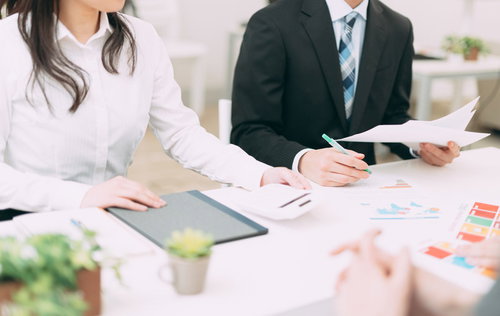 予算と価格を決める会議での打ち合わせ