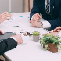 セールスチームが会議室で資料を広げて打ち合わせの写真