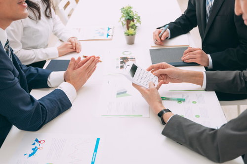 いくらくらいお勉強できますかね、予算と電卓で価格交渉中