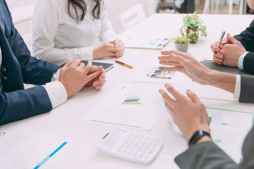 ろくろを回しながら必死にPRする営業担当