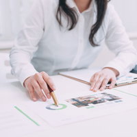 グロースハック戦略をビジネス会議で説明する女性の写真