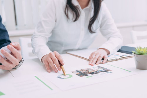 グロースハック戦略をビジネス会議で説明する女性