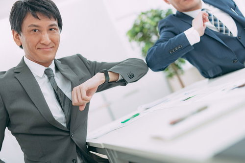 握手に代わる肘タッチするビジネスマンの打ち合わせ