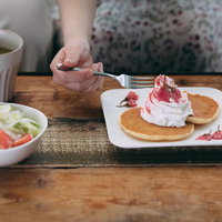 おやつに生クリーム添えのパンケーキを食べるよの写真