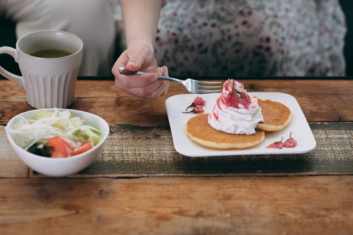 おやつに生クリーム添えのパンケーキを食べるよ