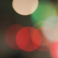 ルビー色に輝く玉ボケとキラキラのイルミネーションの写真