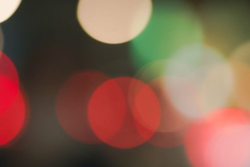 ルビー色に輝く玉ボケとキラキラのイルミネーション