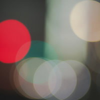 赤い玉ボケが広がる背景の写真
