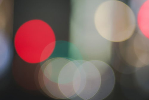 赤い玉ボケが広がる背景