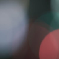 暗い背景に大きく広がるボケ味とキラキラした光の写真