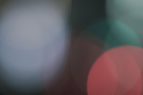 暗い背景に大きく広がるボケ味とキラキラした光