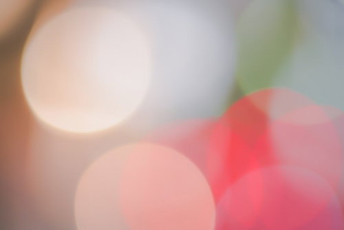 暖色系の光がふんわりぼける優しい玉ボケ背景