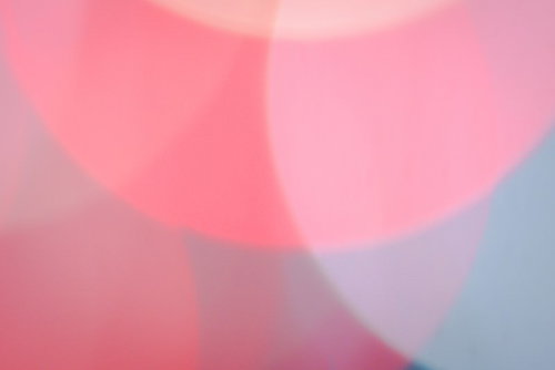 ネオンライトの大きな赤色のボケ味とグラデーション背景