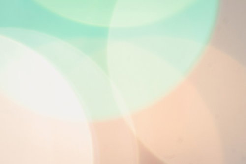 淡い緑色の柔らかいボケ味の背景