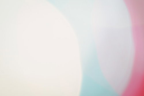 ピンク・水色・白の三色が重なる大きなボケ