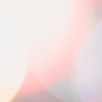 重なり合ったピンク色のボケと玉ボケ、やさしい光の抽象背景の写真