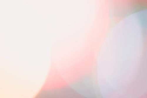 重なり合ったピンク色のボケと玉ボケ、やさしい光の抽象背景