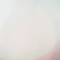 薄い緑色の玉ボケが浮かぶグラデーション背景の写真