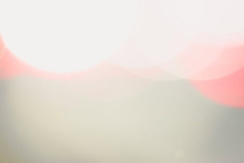 霞ゆく淡いピンク色の玉ボケ