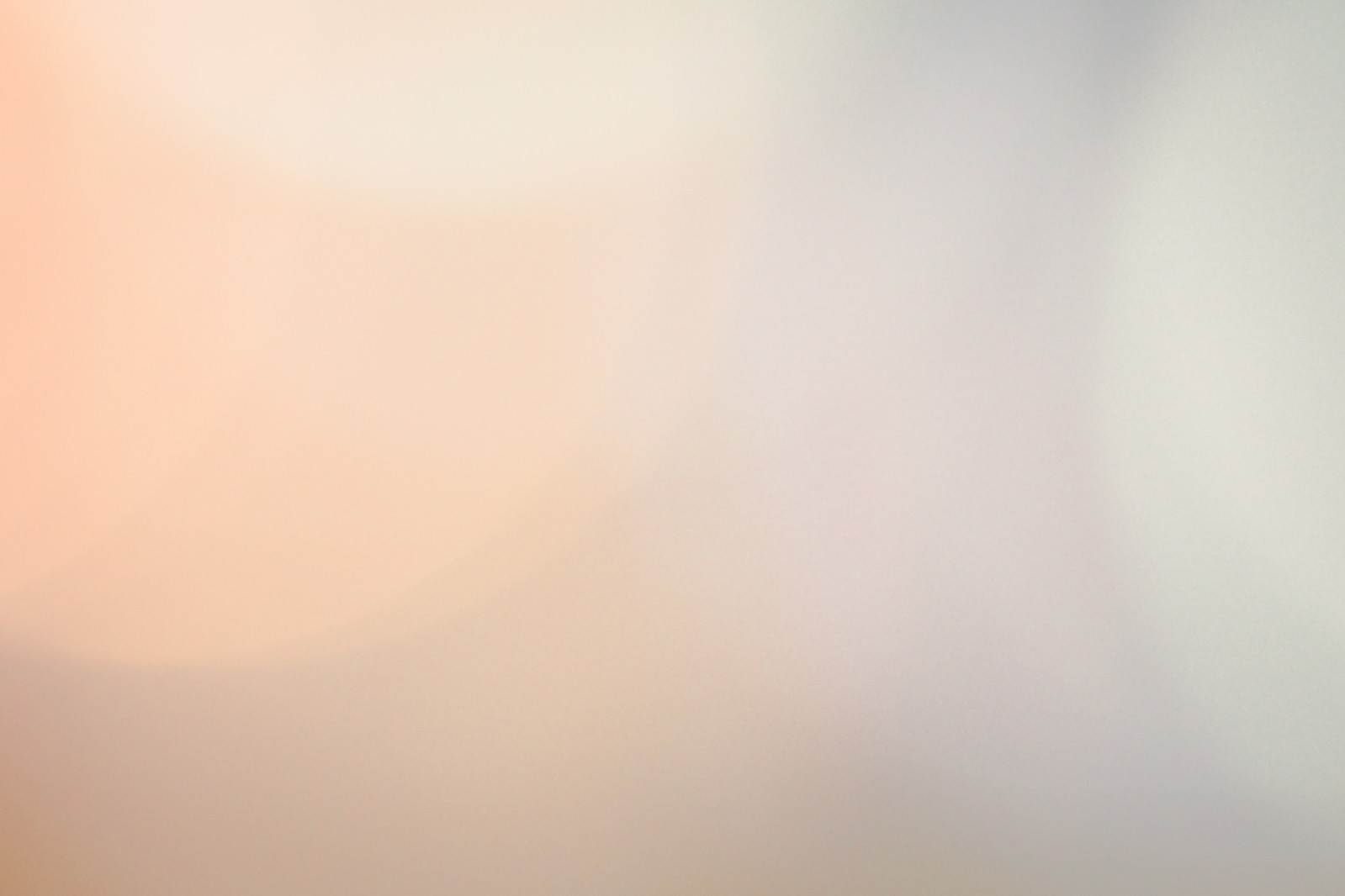 オレンジ色の柔らかい光がぼけて映る抽象的な背景