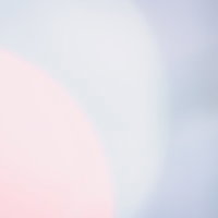 薄い色のボケ味、ピンクとブルーの淡い光が輝く背景の写真