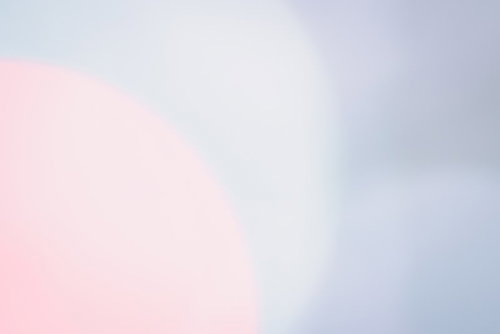 薄い色のボケ味、ピンクとブルーの淡い光が輝く背景