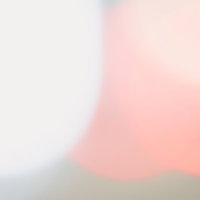 赤と白のネオンライトが映る幻想的な光のボケの写真