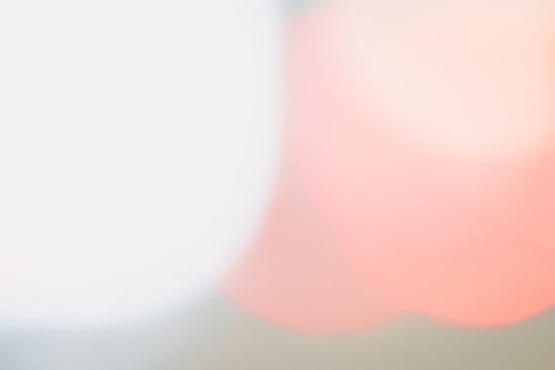 赤と白のネオンライトが映る幻想的な光のボケ