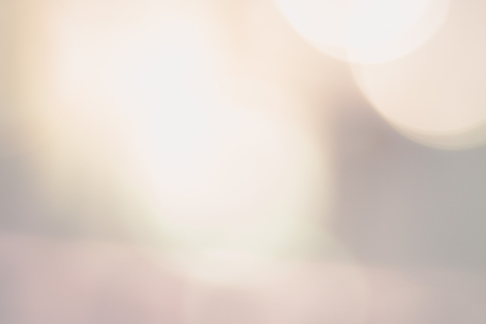 黄色い光が美しくボケた抽象的な背景