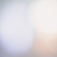 白色のネオンライトが作る夜景のボケと光の表現の写真