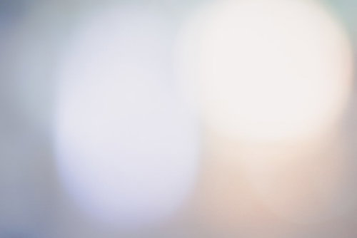 白色のネオンライトが作る夜景のボケと光の表現