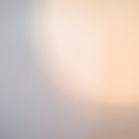 浮かぶオレンジ色のネオンライト。温かみのある光のボケ味の写真