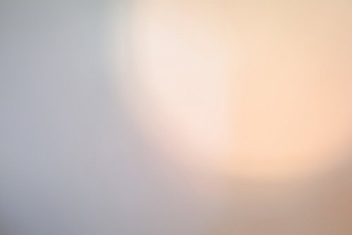 浮かぶオレンジ色のネオンライト。温かみのある光のボケ味