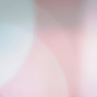 重なるネオンライト、ピンクと青のボケが織りなす光の層の写真