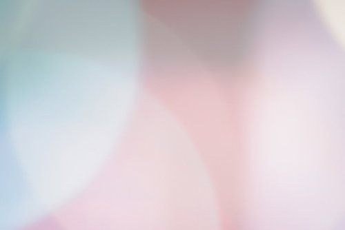 重なるネオンライト、ピンクと青のボケが織りなす光の層