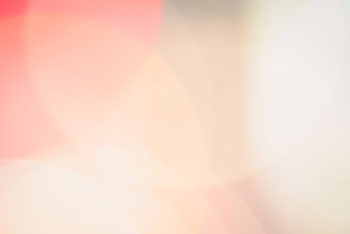 暖色系のネオンが光のボケで広がる抽象背景