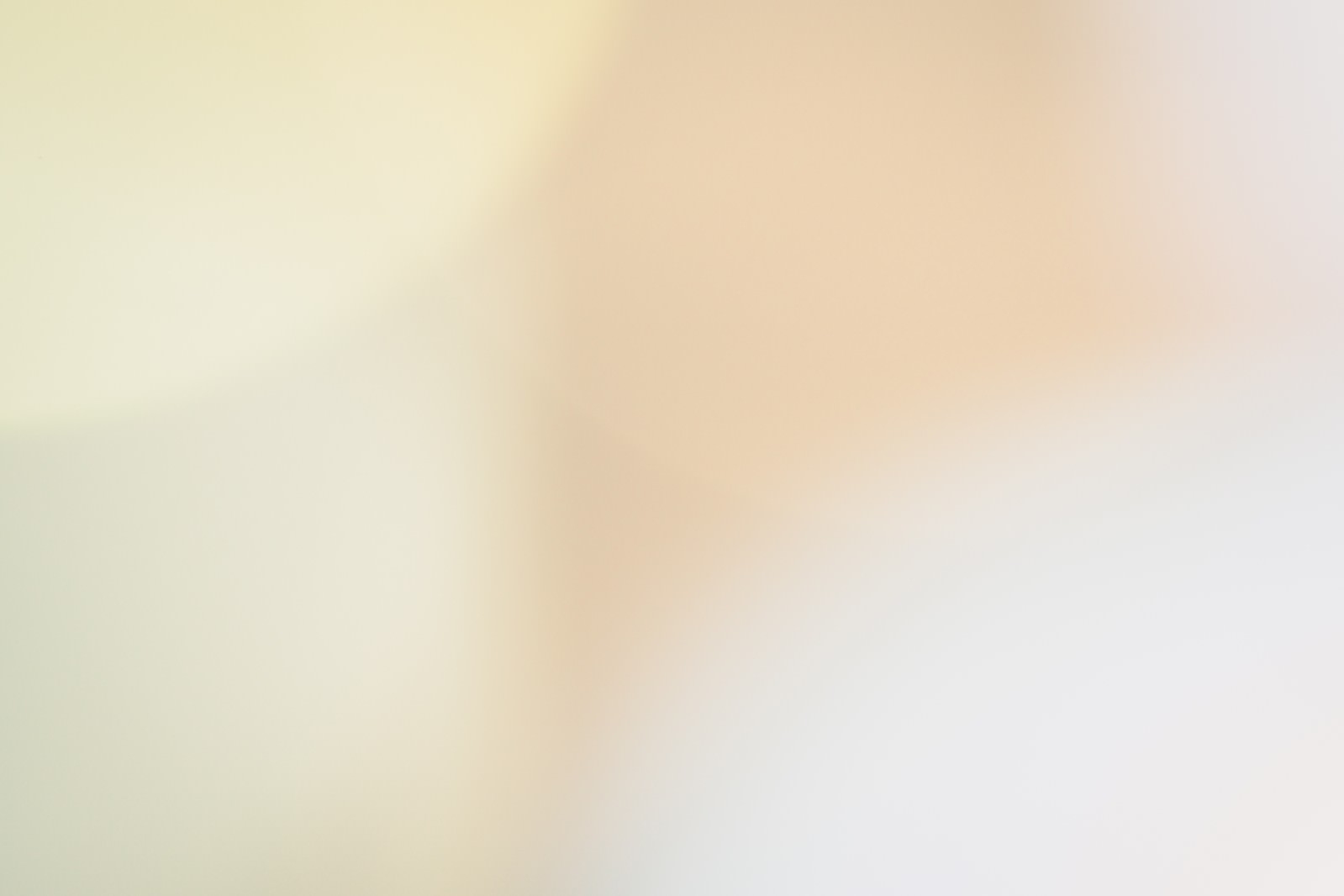 薄い黄色とオレンジ色の暖色系ライトアップがぼけた効果で柔らかく光る