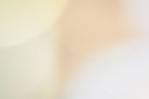 薄い黄色とオレンジ色でぼけた光のライトアップ