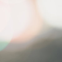 灰色の影と玉ボケが織りなす淡色グラデーションの写真