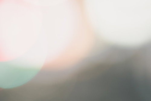 灰色の影と玉ボケが織りなす淡色グラデーション