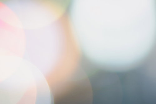 ネオンライトが幾重にも重なるボケ玉、光の立体構成