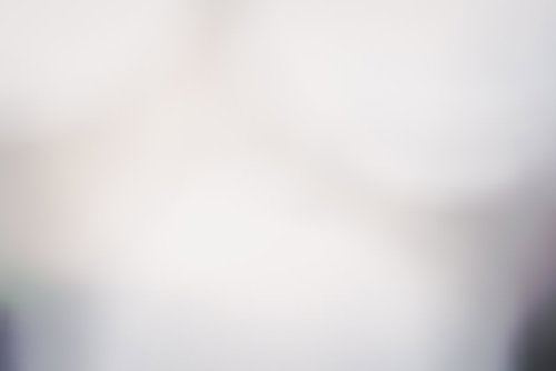 白く滲むボケ味と光の抽象背景