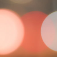 テールランプの光で表現された形が違う三種類の玉ボケの写真